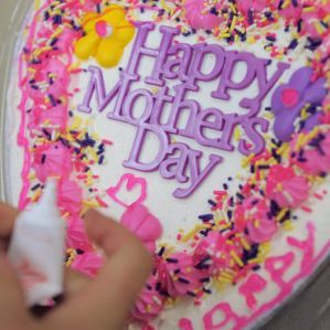 Decorate A Mother's Day Cake At Publix