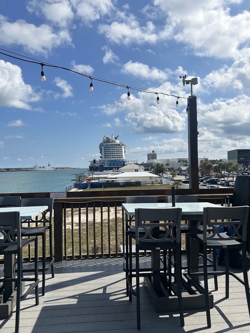 Fishlips Waterfront Bar & Grill Fishlips Waterfront Bar & Grill