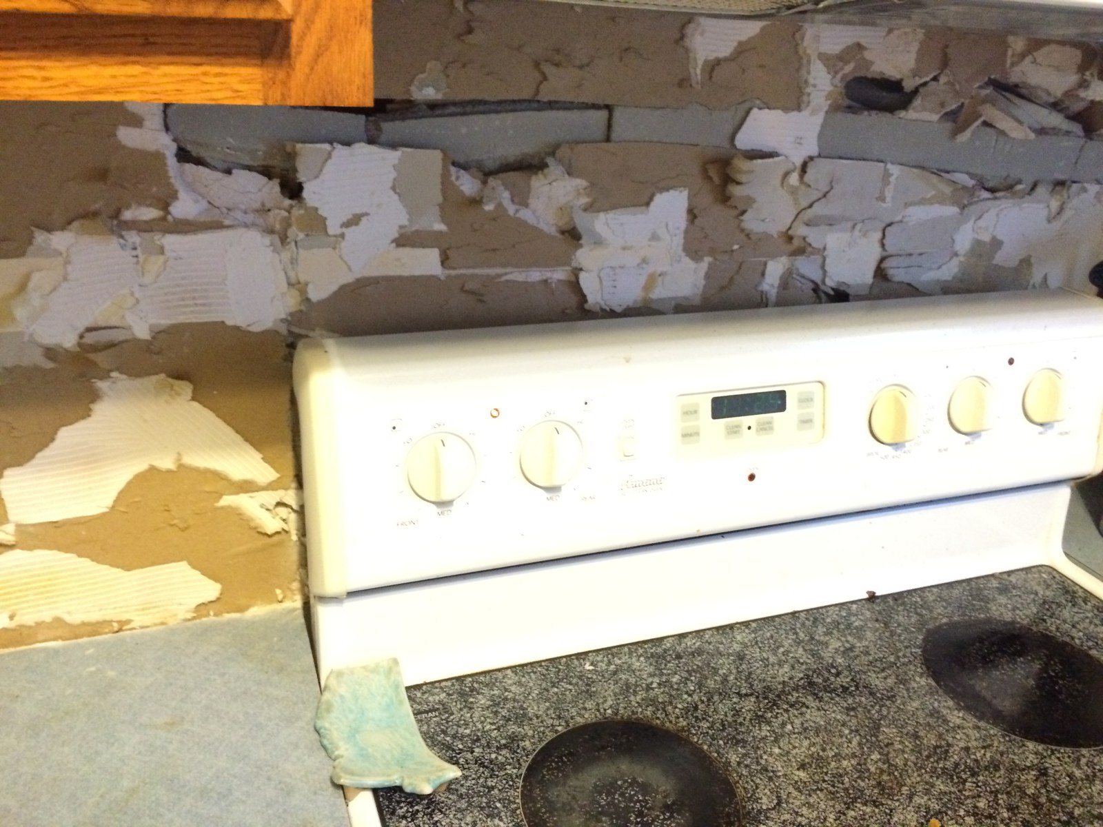No Backsplash! Exposed "wall"